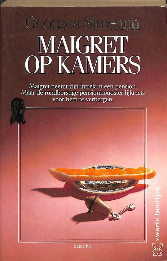 Livre "Maigret op kamers" de Georges Simenon. Avec une illustration d'une tartine à la confiture sur une soucoupe, des clés et un tampon.