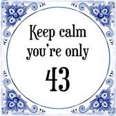 Verjaardag Tegeltje met Spreuk (43 jaar: Keep calm you're only 43 + cadeau verpakking & plakhanger