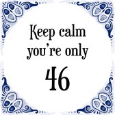 Verjaardag Tegeltje met Spreuk (46 jaar: Keep calm you're only 46 + cadeau verpakking & plakhanger