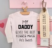 Shirt My daddy gives the best kisses hugs he is sweet  | Lange of korte mouw | wit | maat 56-110 shirt papa lief baby tekst cadeau eerste vaderdag