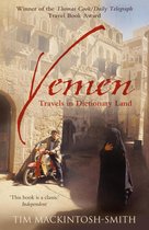 Boek "Yemen: Travels in Dictionary Land" van Tim Mackintosh-Smith, met een man op een scooter en een vrouw in een boerka in een steegje.
