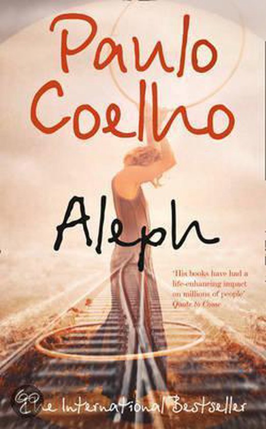 Boek "Aleph" van Paulo Coelho, met op de voorkant een vrouw in een jurk die haar armen boven haar hoofd houdt, staand op spoorrails.