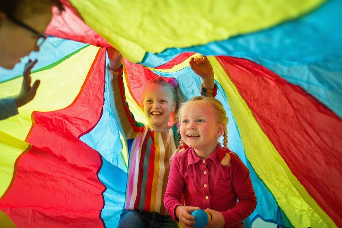 BS Toys Parachute Spel met Gat - Buitenspeelgoed - Vangspel - Doekspel 3 tot 12 Spelers - Spelletjes voor kinderen - Buiten speelgoed - Buitenspel - Buiten Spellen - Tuin Speelgoed - Strandspeelgoed - 3 Meter doek — afbeelding 4