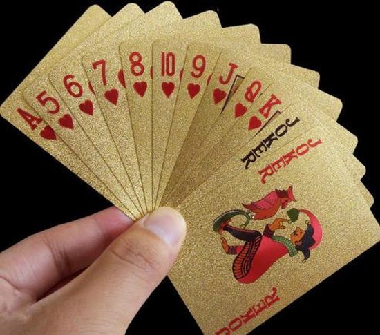 Het Dek Van Uno Spelkaarten Verspreidde Zich Overal Op Een Lijst Amerikaans Kaartspel Af Werpen Typekaartspel Dat Met Speciaal Image140687186 Het Dek Van Uno Spelkaarten Verspreidde Zich Overal Op Een Lijst Amerikaans Kaartspel Af Werpen Typekaartspel Dat Met Speciaal Image140687186
