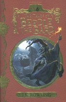 De omslag van 'The Tales of Beedle the Bard' door J.K. Rowling toont een tovenaar met puntmuts die een toverstaf vasthoudt bij een ketel, in een cirkelvormige illustratie op een rode achtergrond met gouden versieringen.
