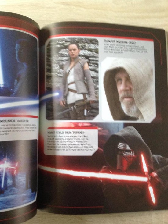 Rey en Luke Skywalker in een Star Wars jaarboek.