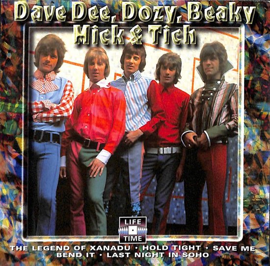 Voorpagina CD-hoesje met de band Dave Dee, Dozy, Beaky, Mick & Tich. Ze dragen kleurrijke kleding, van links naar rechts: rode geruite blouse, rode blouse, blauw gestreepte blouse, rode blouse, marineblauwe jas met gouden accenten.