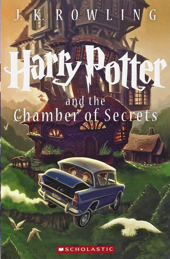 Harry Potter en de Geheime Kamer. Een vliegende blauwe auto beweegt zich door een landschap met een vreemd, paars huis aan een klif.