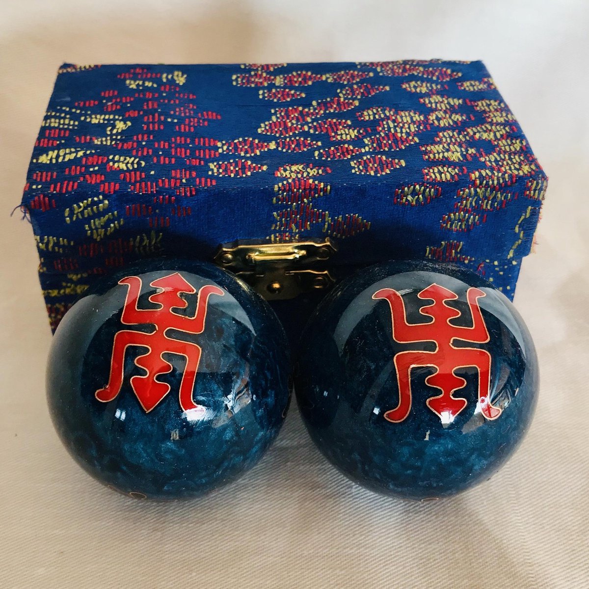 Goedkoopste Meridiaankogels met blouwe 'lang leven' motief 4.5cm van cloisonne (een techniek van emailleren