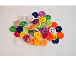 Mooie resin knoop, doorsnede 14mm. Met transparante print van een klaverblad. Mix zakje van 50 stuks.