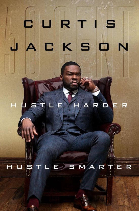 Curtis Jackson in een geruit pak met vest en rode stropdas. De tekst 'Hustle Harder, Hustle Smarter' staat op de achtergrond.