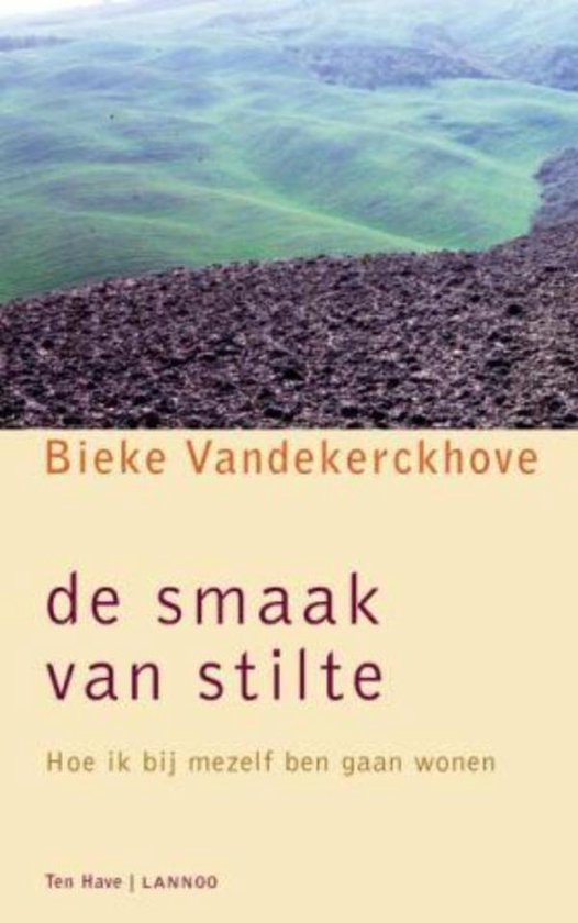 Boekomslag met golvende groene heuvels en bruin veld. Titel 'de smaak van stilte' door Bieke Vandekerckhove.