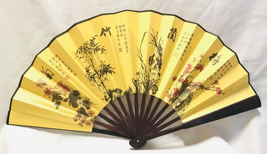 Chinese waaier （blossoms, orchid, bamboo and chrysanthemum ）deluxe. Een prachtige, aan twee kanten bedrukte waaier in luxe uitvoering. Gemaakt van stof en hout. Om echt te gebruiken maar ook leuk als decoratie ongeveer 33 cm hoog en 61 cm breed