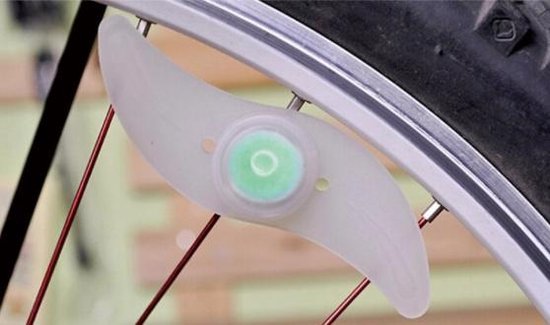 Foto: Led wielverlichting led fietsverlichting goed zichtbaar op de fiets veilig fietsen in het donker groen disqounts