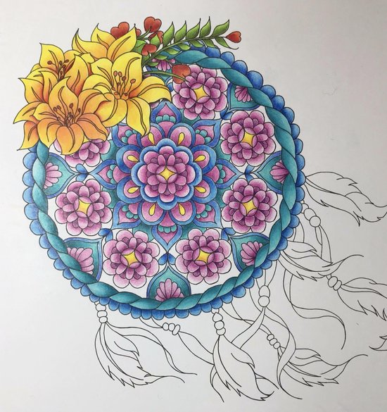Mandala in droomvanger-stijl met gele en roze bloemen, blauw gevlochten rand en veren.