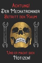 Achtung! Der Mechatroniker betritt den Raum und er macht sich Notizen