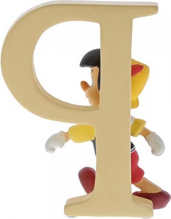 Gouden letter P met Pinokkio figuur, achter de letter, met gele hoed, rode broek en schoenen.
