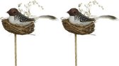 2x Donkerbruin/witte stippen Paasvogeltjes in nest met eitje 7 cm op steker - Pasen feestdecoratie/versiering - Dierenbeelden