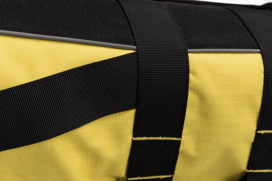 Detail van de gele stof en zwarte banden van een honden zwemvest.