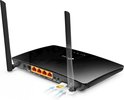 Zwarte TP-Link router, met de achterkant zichtbaar, een SIM-kaart wordt ingevoegd.