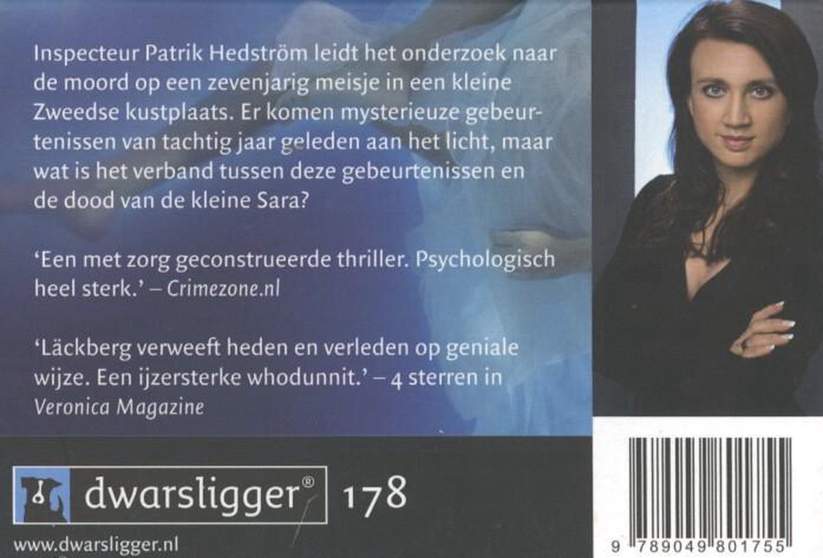 Achterkant boek met tekst over Inspecteur Patrik Hedström en een vrouw met donker haar.