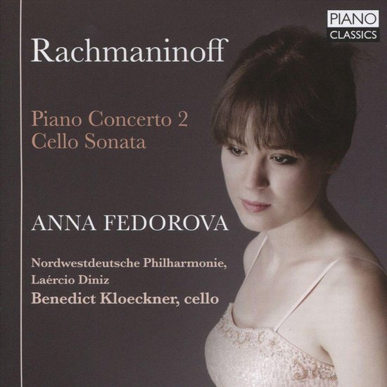 Een vrouw met bruin haar, gekleed in een lichte, gedecolleteerde jurk, staat naast tekst die "Rachmaninoff", "Piano Concerto 2 Cello Sonata" en "ANNA FEDOROVA" vermeldt.