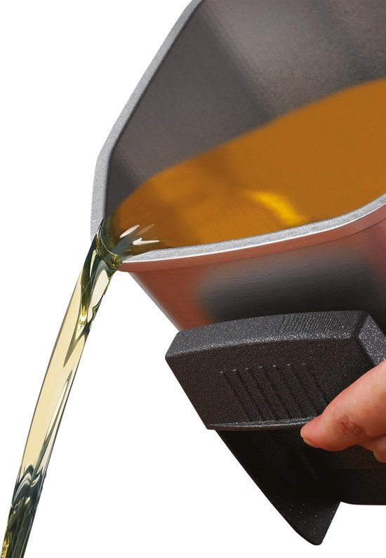 Hand die een zilverkleurige friteuse met anti-aanbaklaag kantelt om gele olie uit te gieten.