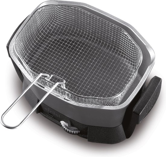 Frituurmandje van zilverkleurig metaal met een zwart handvat, passend in een zwarte friteuse.