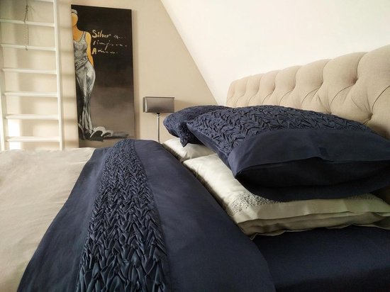 Ensemble de draps de luxe DeSafo Milano Percal coton 200TC: drap de dessus blanc. Dimensions: 240 X 280 cm avec deux taies d'oreiller 60 X 70 cm (avec sac à linge pour le linge de lit).