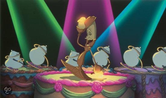 Een kandelaar, vergezeld door theepotten, op een podium met spotlights.