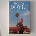 Boekcover van 'THE SNAPPER' door Roddy Doyle, met een schilderij van een zwangere vrouw bij een bushalte.