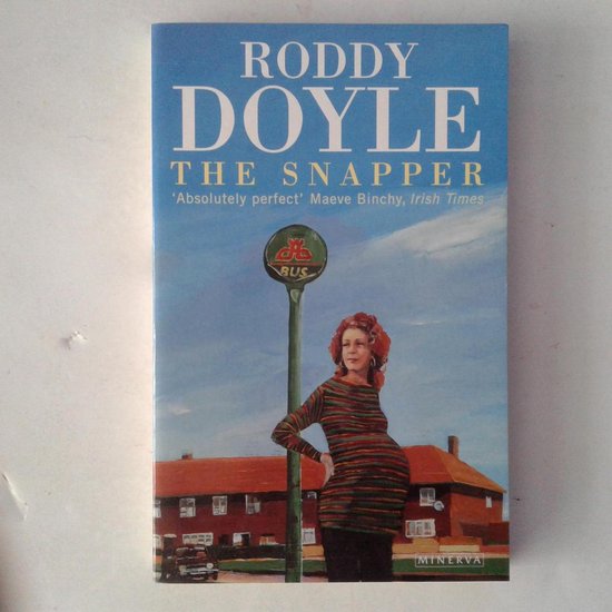 Boekcover van 'THE SNAPPER' door Roddy Doyle, met een schilderij van een zwangere vrouw bij een bushalte.