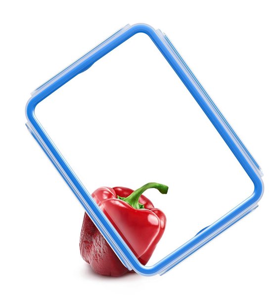 Un poivron rouge repose dans une boîte de conservation transparente avec un bord bleu, sur fond blanc.