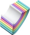Zes pastelkleurige regenboogvormen opgestapeld, met het dëna logo, op een witte achtergrond.
