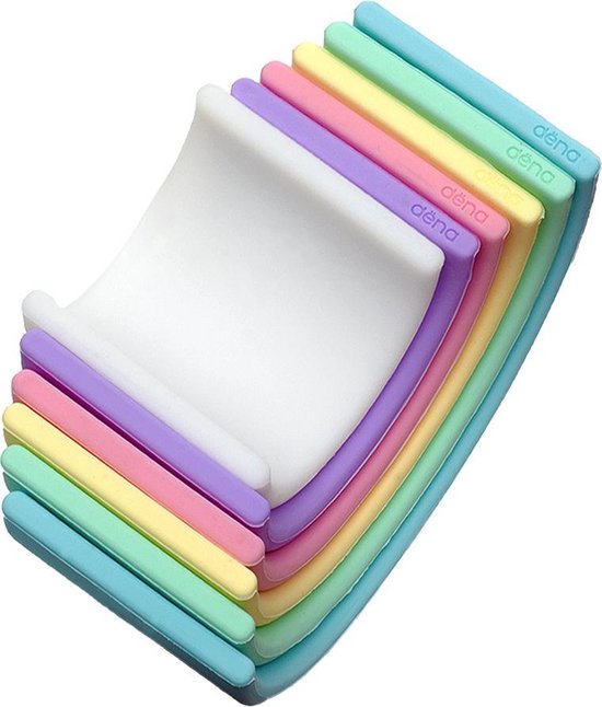 Zes pastelkleurige regenboogvormen opgestapeld, met het dëna logo, op een witte achtergrond.