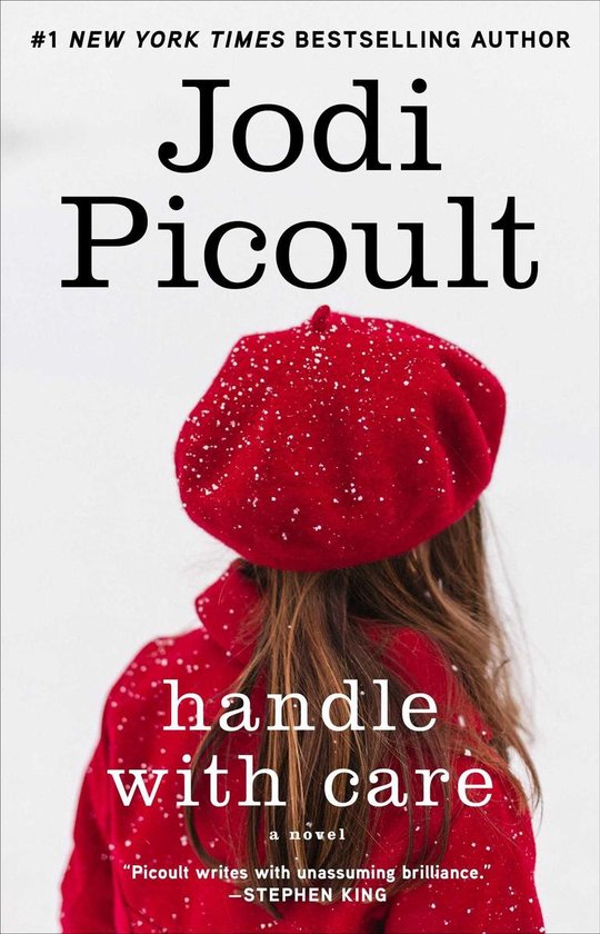 Boekomslag van 'Handle with Care' door Jodi Picoult, met een meisje met een rode baret en jas, bedekt met sneeuw. Tekst: '#1 NEW YORK TIMES BESTSELLING AUTHOR Jodi Picoult handle with care a novel "Picoult writes with unassuming brilliance." -STEPHEN KING'.