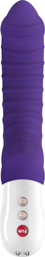 Paarse vibrator met geribbelde textuur en witte bediening aan de onderkant.