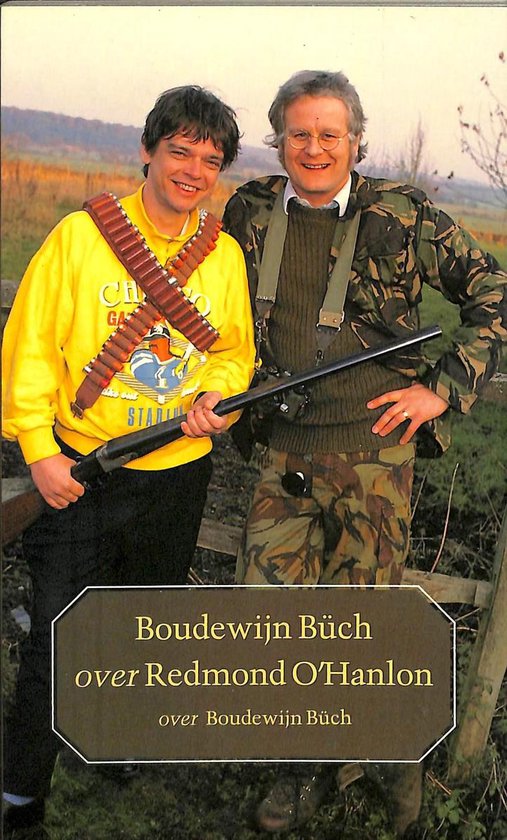 Twee mannen, één met een geel, bedrukt sweatshirt en patroonbanden, de ander in camouflagejas, poseren met een geweer.
