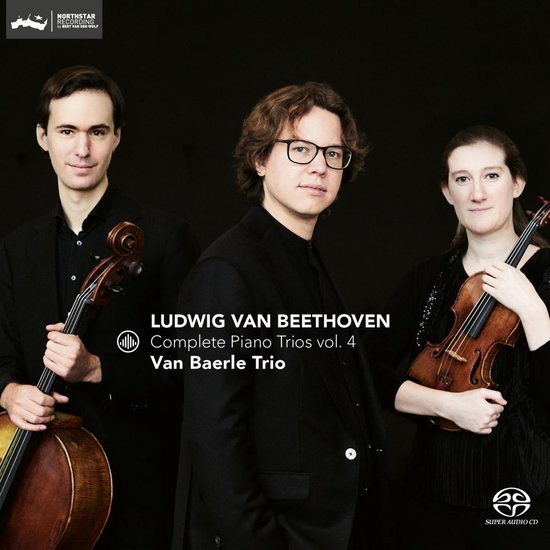 Drie musici poseren voor een portret, twee mannen en een vrouw. De vrouw in het midden speelt viool, de man links speelt cello.