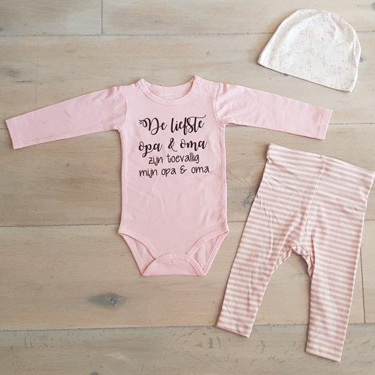 Baby 3delig kledingset pasgeboren meisje | maat 62-68 | roze mutsje beertje roze broekje streep en roze romper lange mouw met tekst zwart de liefste opa en oma zijn toevallig mijn opa en oma | Bodysuit | Huispakje | Kraamkado | Gift Set