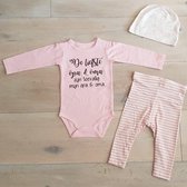 Baby 3delig kledingset pasgeboren meisje | maat 62-68 | roze mutsje beertje roze broekje streep en roze romper lange mouw met tekst zwart de liefste opa en oma zijn toevallig mijn