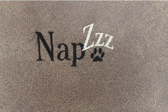 Detail van NapZZZ logo met pootafdruk op bruin lederlook materiaal.
