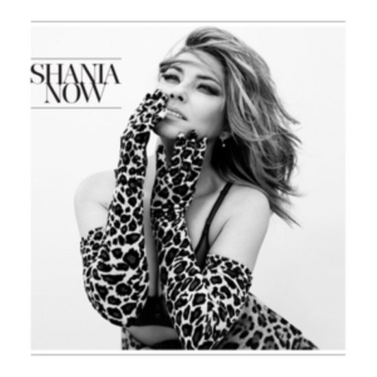 Zwart-wit afbeelding van Shania Twain met luipaardprint handschoenen en de tekst 'SHANIA NOW'.