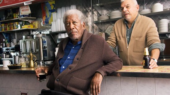 Morgan Freeman en een man zitten aan de bar van een diner.
