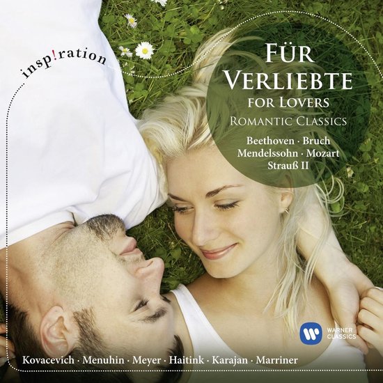 Een man en vrouw liggen op het gras. De tekst "Für Verliebte" is op de afbeelding.