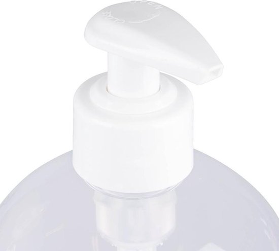 Gros plan du distributeur à pompe blanc d'une bouteille transparente, avec les inscriptions 'OPEN' et 'CLOSE'.