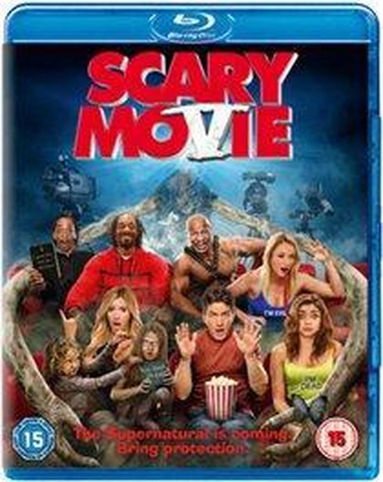 Voorzijde Blu-ray hoesje van Scary Movie V met cast, inclusief Charlie Sheen en Snoop Dogg, zittend op stoelen.