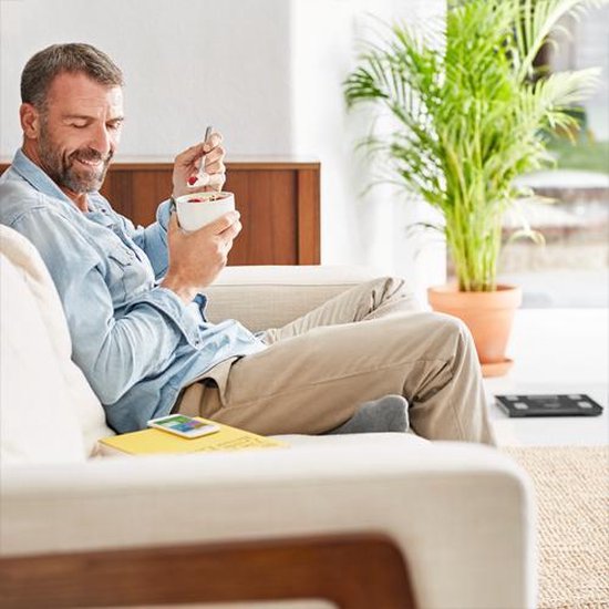 OMRON VIVA Weegschaal voor nauwkeurige gewichtsmeting. Deze weegschaal met lichaamanalyse meet visceraal vet, spiermassa, metabolisme, BMI, en verbindt via Bluetooth met de OMRON Connect app