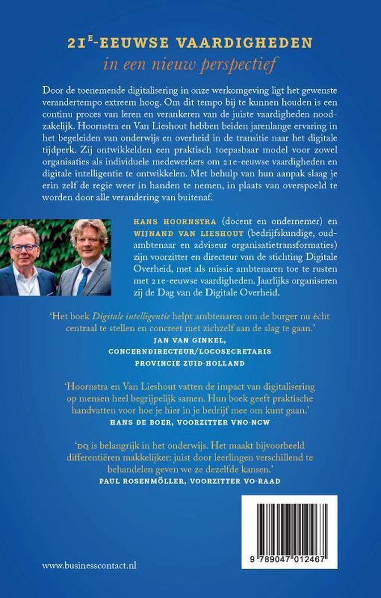 Twee mannen, Hans Hoornstra en Wijnand van Lieshout, staan naast elkaar op de foto, beide met een bril. De tekst op de achterkant van het boek is deels zichtbaar.