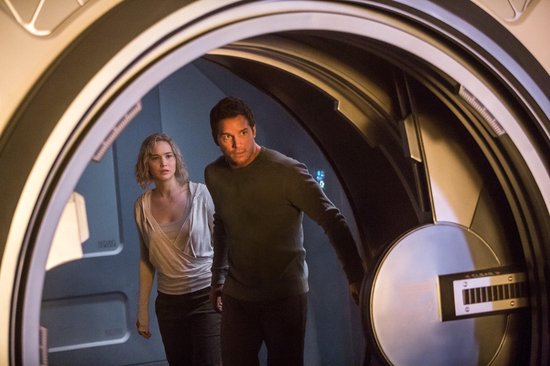 Jennifer Lawrence en Chris Pratt lopen een futuristische deur door.